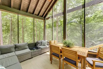 Image de Pet-Friendly Dadeville Cabin w/ Hot Tub & Porch