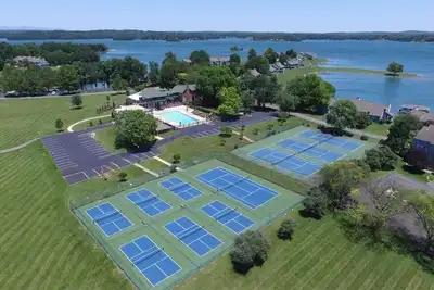 Image de Live, Love, Lake- Condo at Bernard's Landing with community pool, beach and tennis courts.