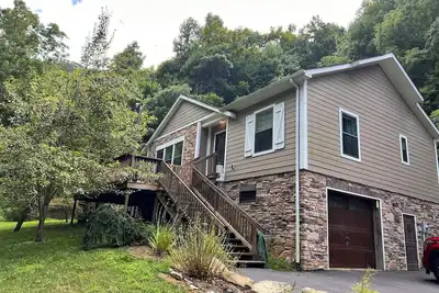 Image de Rural Home with Private Walking Trails on 1400 Private \nAcres