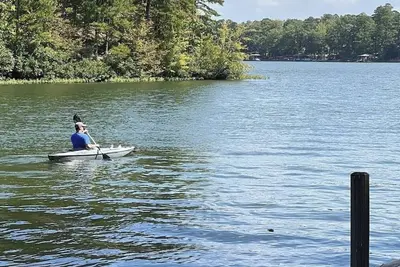 Image de Lakefront with kayaks and private dock. Pet friendly, nearby dog park