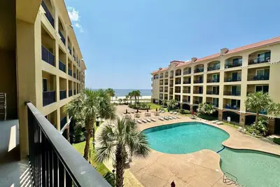 Image de #523 2 bed poolside unit with majestic beach views