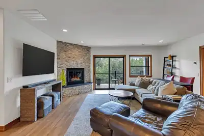 Image de Riverfront Luxury within Minutes to Skiing