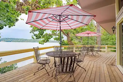 Image de Vacation Home right outside your door, close to boat rentals, dock with lily pad.