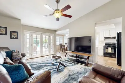Image de Beautiful home with private pool, enclosed backyard & mountain view