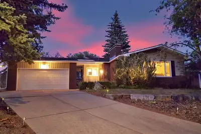 Image de Spacious 4 Bedroom Bungalow near Downtown & 15 Min drive to Stampede Park