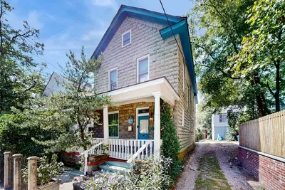 Image de Dog friendly coastal home close to downtown attractions