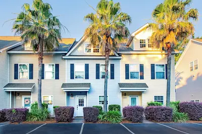 Image de Charming 3-bedroom townhome ear Historic Downtown / Balcony + Lake Access