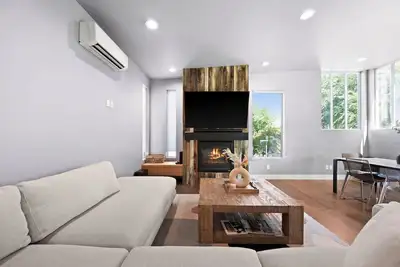 Image de Modern House, Fully Fenced, Private Balcony, Fire Pit, Close to Ski Resorts