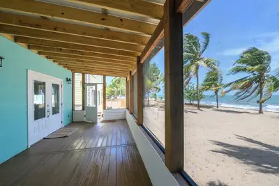 Image de Carrican Unit 1: Beachfront living with amazing views from the upper deck