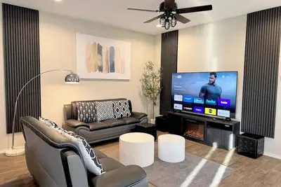 Image de Modern 3br/2ba with 3 king beds · Pool · Pets Ok!