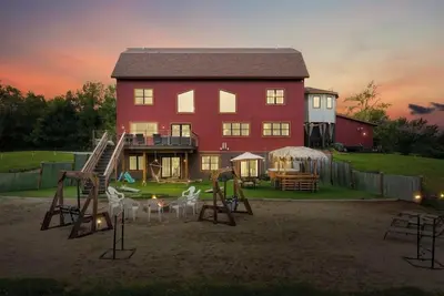 Image de Barndo with a Beach! Golf Sim, Slide, HotTub/Sauna, Volleyball, Frolf, Sleeps 24