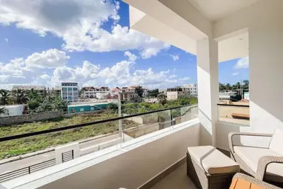 Image de 3a New, elegant and just steps from the beach\n\n