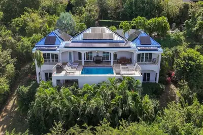 Image de 5 bedroom Pool Villa with backup power and Ac throughout