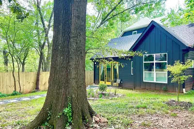 Image de Inner City Hideout: Serenity with Big Nature Views