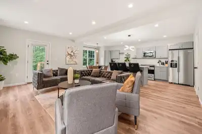 Image de Stylish Townhome | Perfect for Family Gatherings & Events