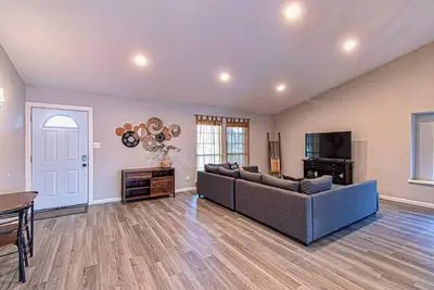 Image de 3-bedroom by the Lake in The Colony with Ac, WiFi. Pet Friendly- Short or Mid