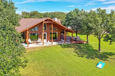 Image de ‘Rhodes Retreat’ w\/ Dock on Cedar Creek Lake!