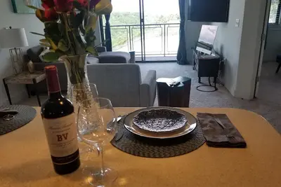 Image de 2br, 2ba/ The Vinings: Near Truist Park, dining, & Buckhead—your Atlanta oasis!