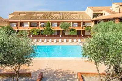 Image de T2 au cœur du Golf + piscine sur place!