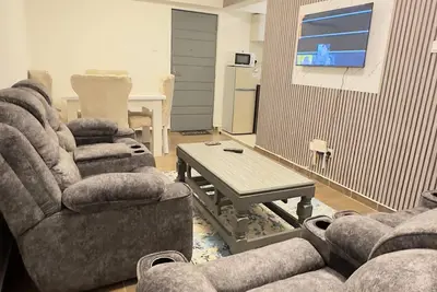 Image de Luxury furnished apartment 2 bedroom and 24 hour security She has a car parking.