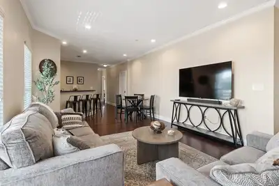 Image de Short walk to Bd Stadium and the University. 3. 5m from River Run Park.
