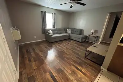 Image de Affordable & Cozy Near the Base is set in Lawton. Both free WiFi and parking on-