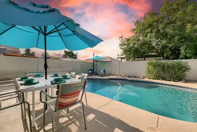 Image de Pool - Modern Design - Fireplace - Peaceful Oasis