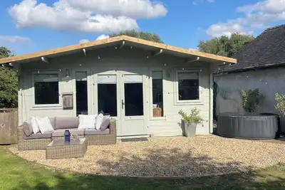 Image de Cosy Log cabin with hot tub and private garden in quaint Derbyshire Village.