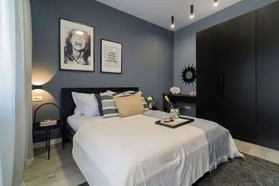 Image de Chic Black & White 2br Retreat on Dambovitei