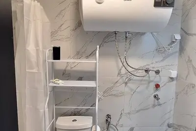 Image de Like in a \"Tree House\" apartment
