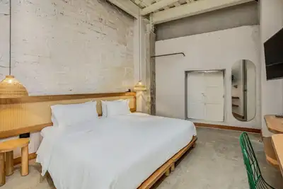 Image de 1br Manila Escape: Elegance Meets Native Charm