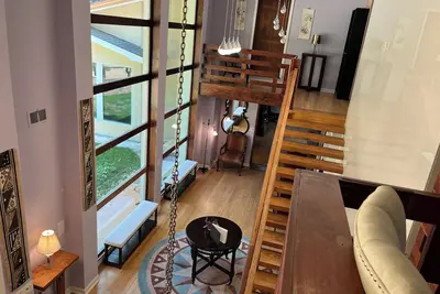 Image de 5-Bedroom 6000sf wood and glass retreat in Atlanta, surrounded by greenery.