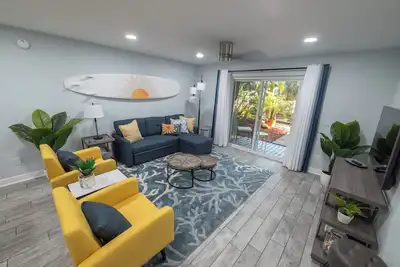Image de Walk to the Beach! ! Hip 2-bedroom/2 bath island condo in Indian Harbour Beach