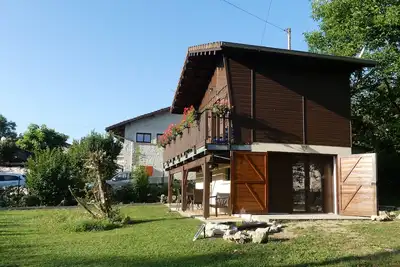 Image de Chalet dans le Revermont, proche de lacs et sentiers de randonnées. Très calme.