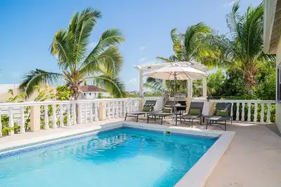 Image de Tranquil 2 Bedroom Rental - 5 Mins to Beach, Private Deck, Pool & Hot Tub Access