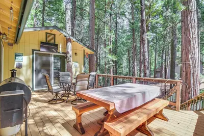 Image de 8 Mi to Dodge Ridge Mtn: Peaceful Cabin w/ Deck!