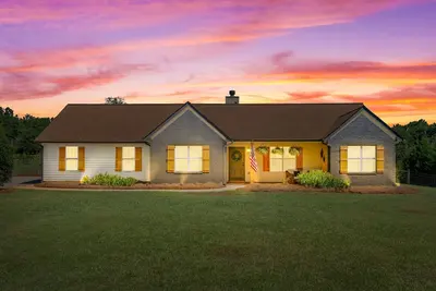 Image de An Oasis Awaits You with Vineyard Views