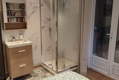 Image de Chambre avec salle de bain