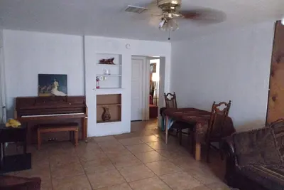 Image de 2 bed 1 bath historic brick house with large fenced yard