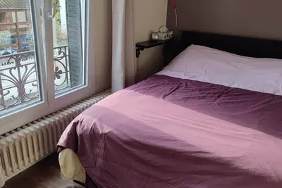 Image de Chambre avec lit double et sa salle de bain commune