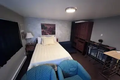 Image de Frankie’s Westshore Hideaway - Bachelor Suite - Close to amenities