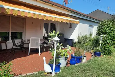 Image de Ferienhaus am Weinberg, mit Grossem Garten und GrosszĂĽgiger Wohneinheit