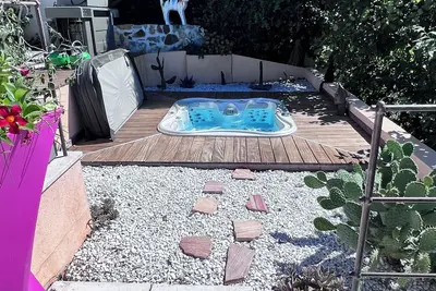Image de Maison individuelle de 4 chambres avec piscine chauffée et jacuzzi