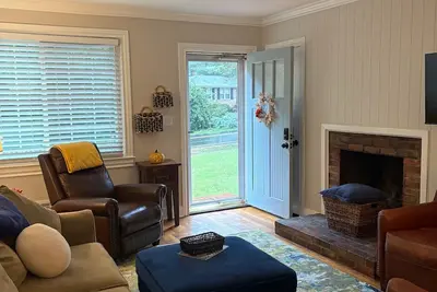 Image de Charming downtown 3-bed family-friendly cottage home. Pets Ok