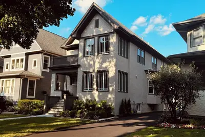 Image de Space&style New rehab, first flr + bsmt of duplex, driveway prkng, walk to train