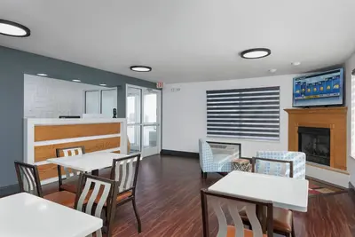 Image de 3 Separate Hotel Bedrooms with 2 Queen Beds in each room with attached bathroom