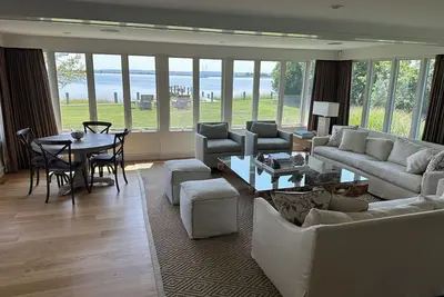Image de 5-bedroom home on water with dock, office, bunk room in lovely Shelter Island!