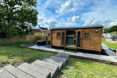 Mooffitch Riverview Hut, pet friendly, with hot tub in Gloucester