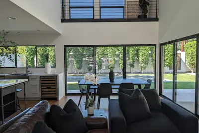 Image de Large Modern 4 Bed in Arcadia w/ Pool & Ht - 10min from old town Scottsdale