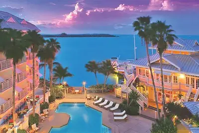 Image de 𝐅𝐢𝐧𝐝𝐢𝐧𝐠𝐌𝐞𝐢𝐥𝐢 Near Duval Street, Waterfront Sunset Harbor Resort. 2br